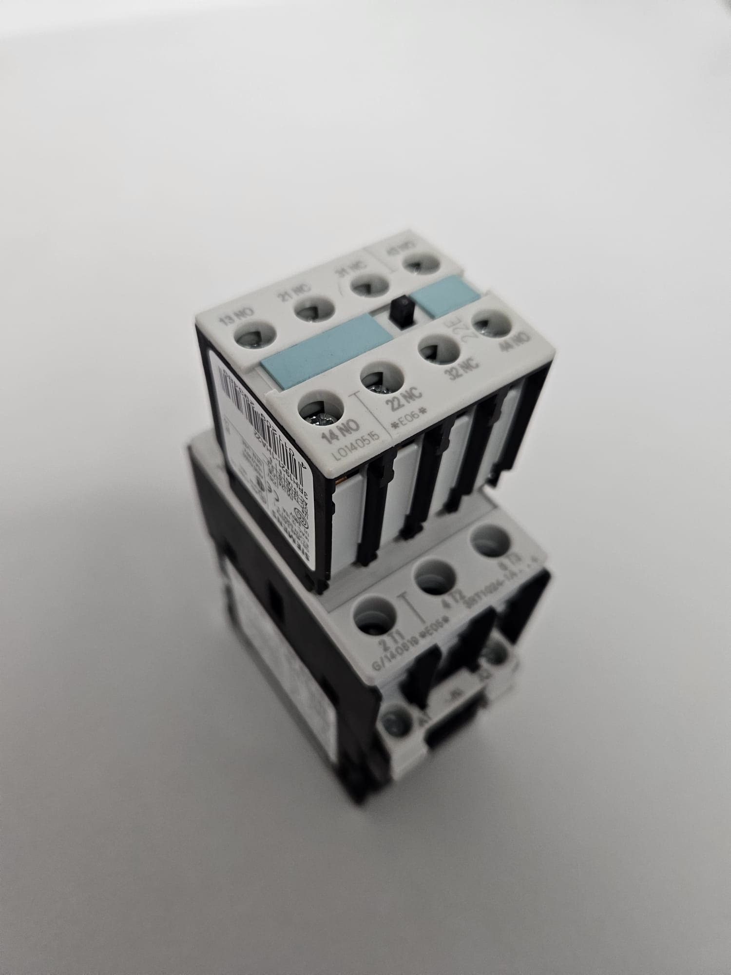 Contactor Siemens 3RT 1024-1AP04 - Image 2